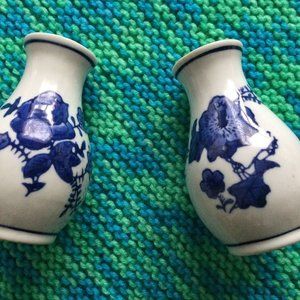 Two vintage small Chinese porcelain vases blue and white floral 4"